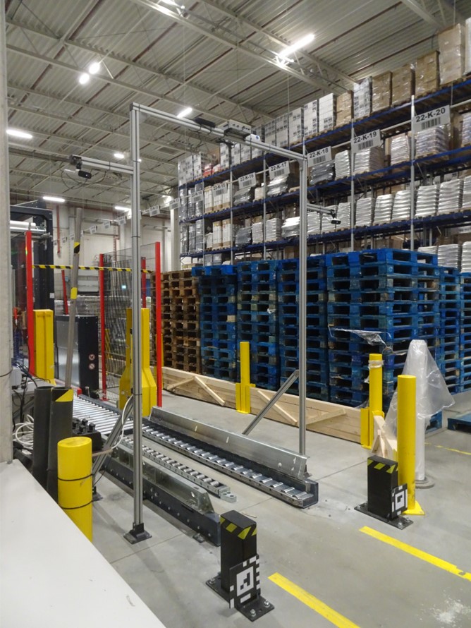 Contour check gate measuring the volume and dimensions of a pallet